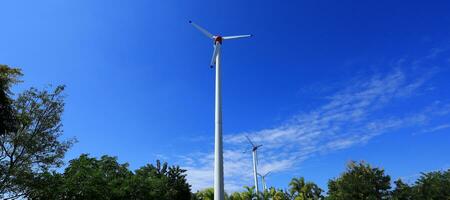 milieuvriendelijk vriendelijk wind turbines in de park foto