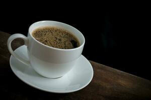 kop van koffie Aan oud houten tafel foto