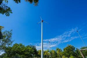 milieuvriendelijk vriendelijk wind turbines in de park foto