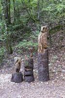 totem in ingelegd hout gepositioneerd in het bos foto