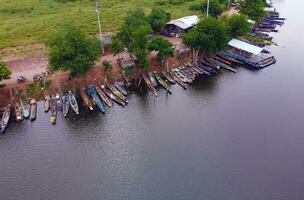 veel visvangst boten land- in de lagune aan het wachten naar vangst vis. foto