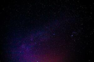 nacht landschap met kleurrijk en licht geel melkachtig manier vol van sterren in de lucht. foto