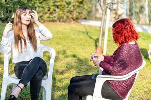 meisjes roken elektronische sigaret in de tuin foto