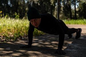 ragzzo doet fysieke activiteit in het park foto