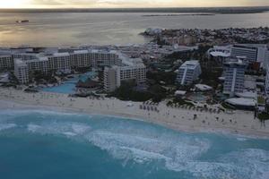 zona hotelera de cancun en el atardecer foto