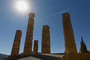 lage hoekmening van de tempel van apollo in delphi, griekenland foto