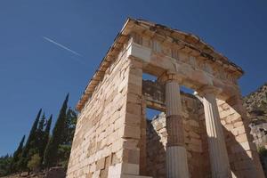 de schatkamer van Athene in delphi, griekenland foto