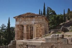 de schatkamer van Athene in delphi, griekenland foto