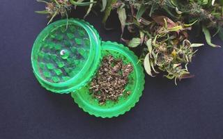 droge cannabis toppen en grinder, klassiek gebruik van marihuana foto