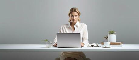 Kaukasisch zakenvrouw in kantoor werken Aan laptop foto