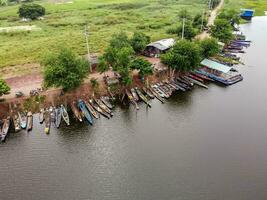 veel visvangst boten land- in de lagune aan het wachten naar vangst vis. foto
