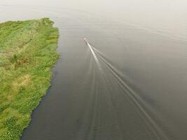 een visvangst boot was het zeilen in een groot lagune. foto