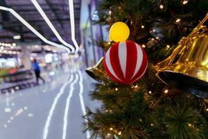 Kerstmis boom en Kerstmis decoraties in boodschappen doen winkelcentra foto