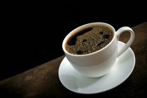 kop van koffie Aan oud houten tafel foto