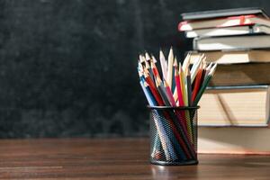 terug naar school- achtergrond met boeken Aan houten tafel over- schoolbord foto