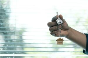 vrouw Holding sleutels, buying een nieuw huis concept met opwinding en vreugde. foto