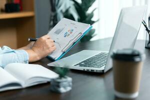 onderneemsters werken naar analyseren, werk samen naar bespreken bedrijf financieel statistieken, brainstorm ideeën, en diagram documenten Aan de tafel. foto