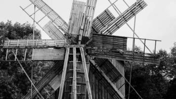 houten molen buitenshuis foto