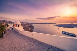 fantastisch zonsondergang reizen landschap, luxe zomer vakantie achtergrond. verbazingwekkend avond visie van fira, caldera vulkaan van santorini, Griekenland met reis schepen Bij zonsondergang. inspireren romantisch en vredig visie foto