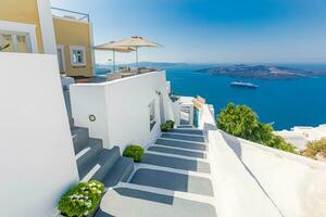 wit architectuur Aan Santorini eiland, Griekenland. mooi zomer landschap, zee visie. beroemd reizen en vakantie bestemming. idyllisch landschap met wit muren en blauw lucht zee keer bekeken. luxe reizen foto