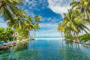 luxe zwemmen zwembad met fantastisch zee visie en horizon onder palm bomen. exotisch strand zomer vakantie en vakantie toevlucht of hotel concept, familie paar vakantie, strand panorama toerisme achtergrond foto