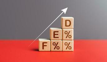 gevoed tekst in houten blok en toenemen percentage. federaal reserveren bord, systeem federaal reserveren interesseren tarief wandeltocht, globaal economie, bedrijf, regering, planning kans, groei financieel concept foto