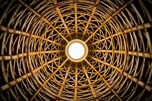 perspectief fotografie van rieten structuur met een handgemaakt traditioneel licht lamp, abstract achtergrond. de oude klassiek patroon van bamboe Thais vlechtwerk. foto