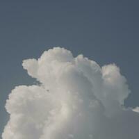 witte wolken aan de hemel foto