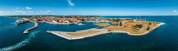 antenne visie van kronborg kasteel met wallen, ravelijn bewaken de Ingang naar de Baltisch zee foto