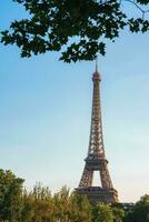 eiffel toren Bij zonsondergang in Parijs foto