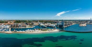 visie van de helsinborg stad centrum en de haven van Helsingborg in Zweden. foto