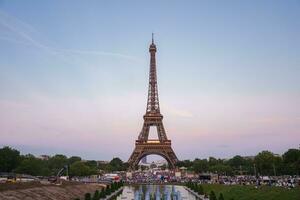 Parijse schemer eiffel toren en Renaissance fontein foto