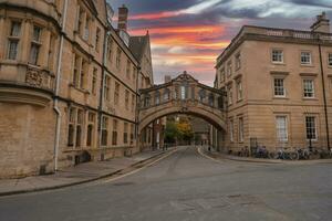 brug van zucht een skyway toetreden twee onderdelen van hertford college foto