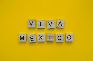 september 16, onafhankelijkheid dag van Mexico, viva Mexico, minimalistisch banier met de opschrift in houten brieven foto