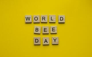 augustus 19, nationaal honing bij dag, wereld bij dag, minimalistisch banier met de opschrift in houten brieven Aan een oranje achtergrond foto