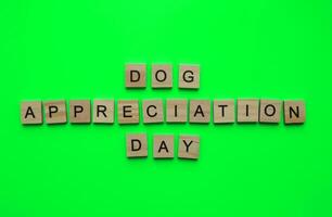 augustus 26, hond waardering dag, minimalistisch banier met de opschrift in houten brieven foto