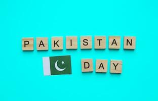 augustus 14, onafhankelijkheid dag van Pakistan, vlag van Pakistan, minimalistisch banier met houten brieven Aan een blauw achtergrond foto