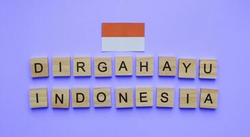 augustus 17, Indonesië onafhankelijkheid dag, vlag van Indonesië, minimalistisch banier met de opschrift in houten brieven dirgahayu Indonesië foto