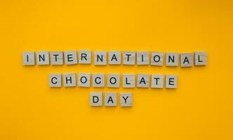 september 13, Internationale chocola dag, minimalistisch banier met de opschrift in houten brieven foto