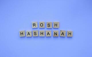 september 15-17, Rosh hasjana, minimalistisch banier met een opschrift in houten brieven foto