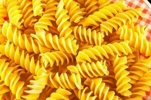 een bord van pasta Aan een geruit tafelkleed foto