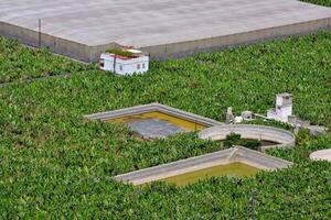 een antenne visie van een groot veld- met water tanks foto