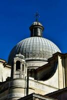 de koepel van de kerk in Rome foto