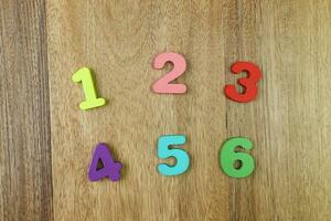 getallen een, twee, drie, vier, vijf en zes Aan de houten achtergrond foto