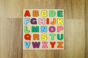 houten alfabet brief puzzel bord foto