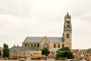 een groot kathedraal met een toren foto