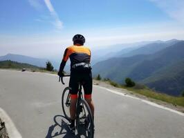 een fietser nemen een breken Aan een toneel- berg weg generatief ai foto