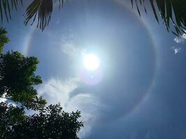 foto van de zon halo Bij middag het is een natuurlijk fenomeen dat treedt op voordat de regent in de regenachtig seizoen.