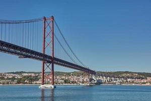 de brug van 25 april in lissabon, portugal foto