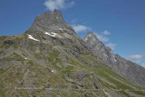 uitzicht op trollstigen of trollenpad in noorwegen foto